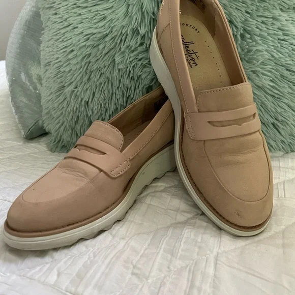 Clarks | Shoes | Clarks Tan Loafers Sleek Slipons | Poshmark display picture 2
